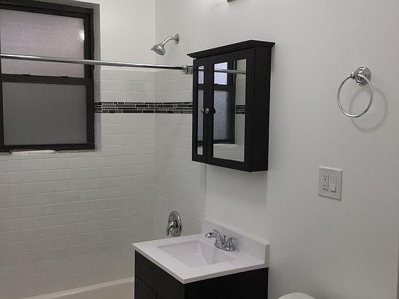 3rd image of 720 W Roscoe St #21kvtr46u