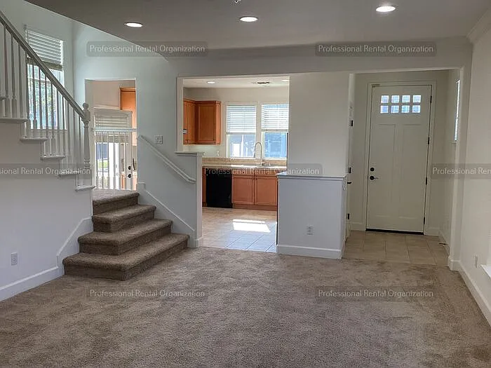 3 bed, 2.5 bath, 1837 sqft, $3,950 — Photo 3