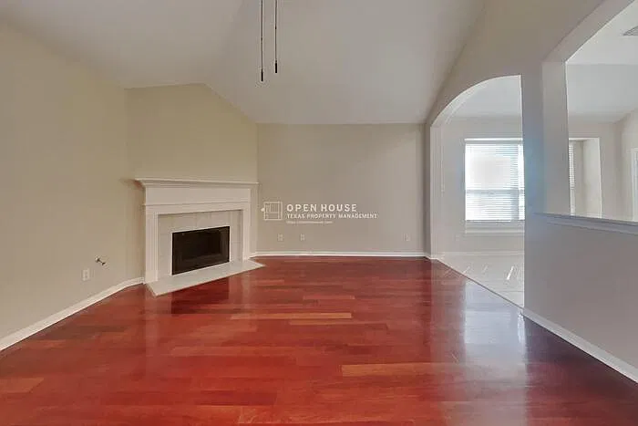 3 bed, 2.5 bath, 2344 sqft, $2,350 — Photo 3