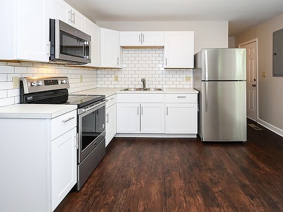 3rd image of 3543 Eisenhower Dr