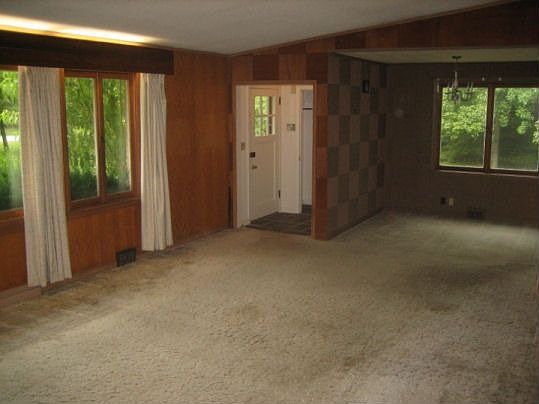 COMBINATION LIVING RM/DINING RM