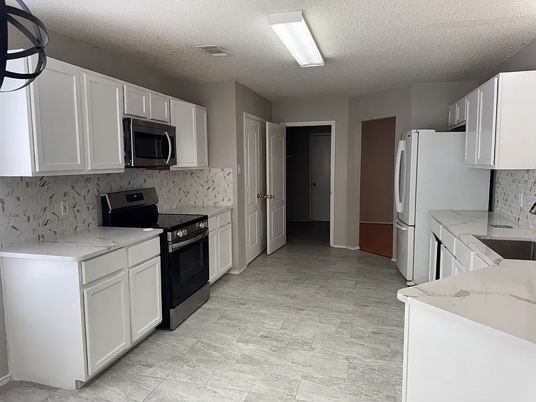 913 Larkspur Dr — Photo 3