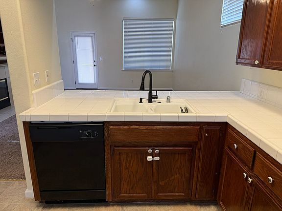 3rd image of 1631 E Victor Ave