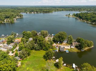 10469 Hickory Dr, Pinckney, MI 48169
