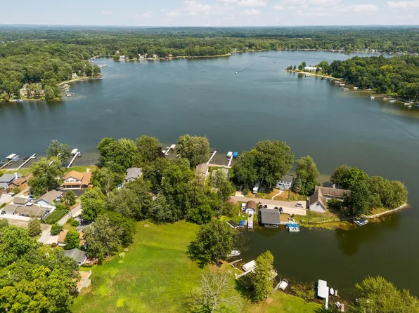10469 Hickory Dr, Pinckney, MI 48169
