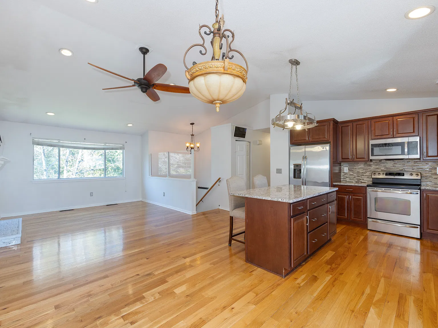 3 bed, 1100 sqft, $3,200 — Photo 2