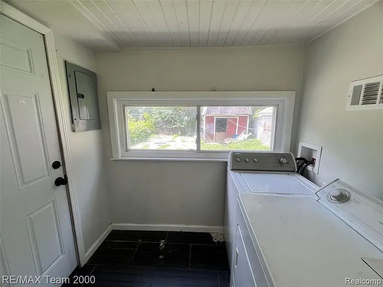 6895 Grandville Ave — Photo 13