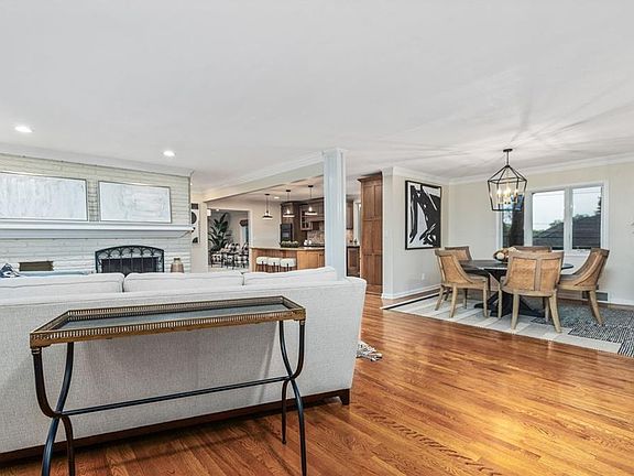 4th image of 909 W 96th Ter