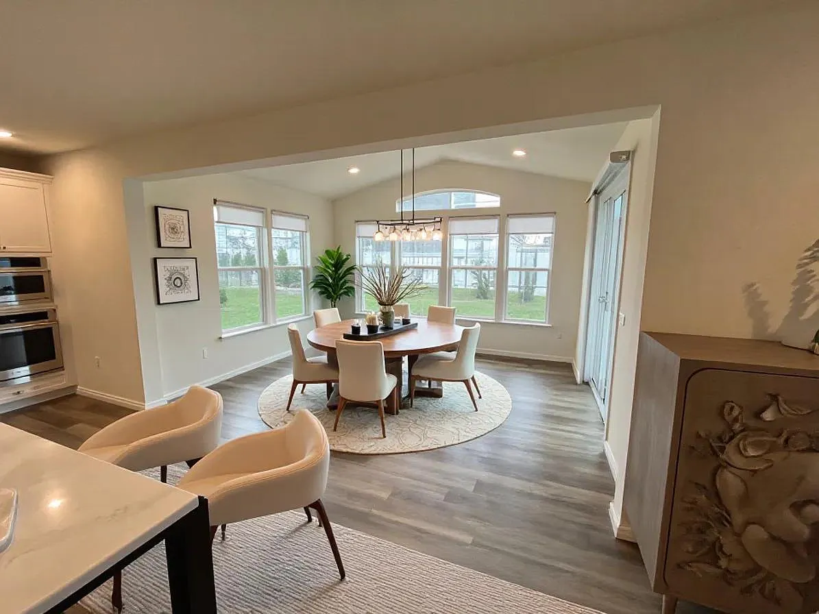 5 bed, 4.0 bath, 4231 sqft, $4,500 — Photo 2