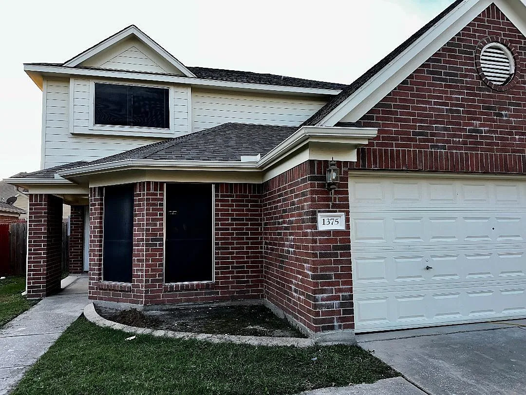 5 bed, 2.5 bath, 2385 sqft, $2,300 — Photo 2