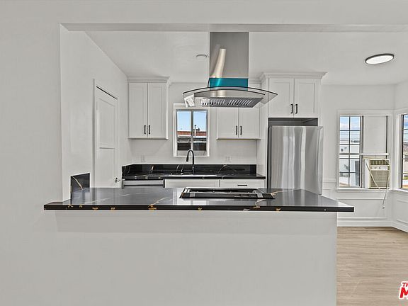 4th image of 544 1/2 N Genesee Ave