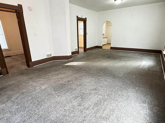 5th image of 719 W 1st St