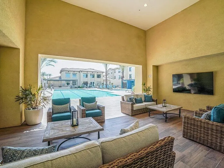 Vernola Marketplace Luxury Apartments — Photo 25