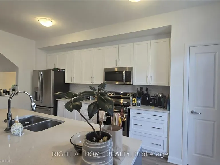 836 Dynasty St W — Photo 6