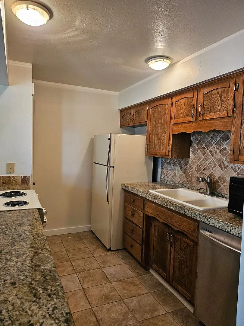 Lake Cliffe Condo - 1 Bedroom/1 Bath Across from Lake Dillon w/Clubhouse, Indoor Pool, 2 Hot Tubs — Photo 3