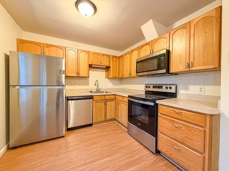 2407 Vineyard Ln — Photo 2