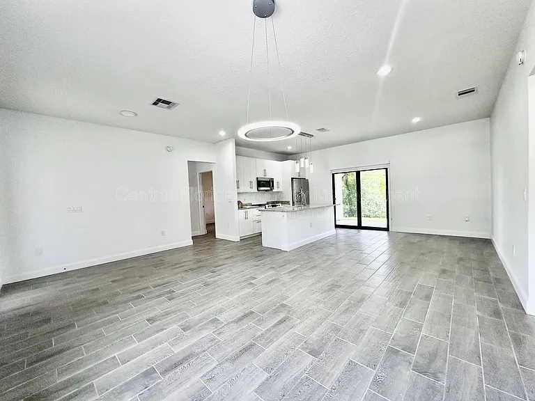 774 W 9th St — Photo 10