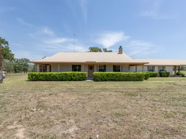 1941 Deer Trail, Floresville, TX 78114