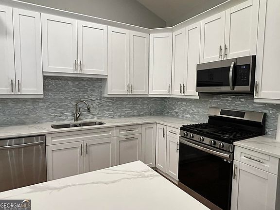 3rd image of 29 Winding Creek Ct
