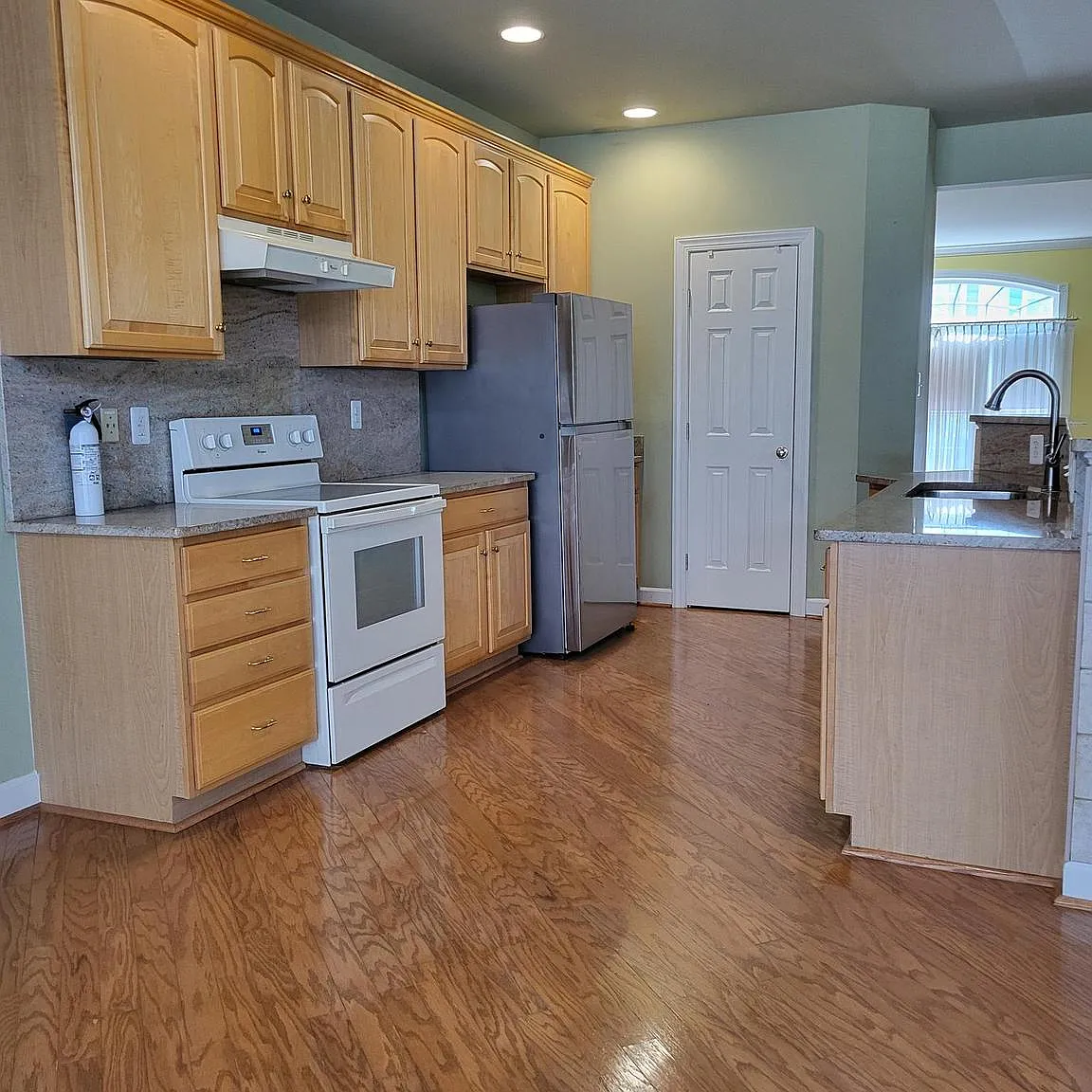 3 bed, 2.5 bath, 2366 sqft, $2,900 — Photo 4