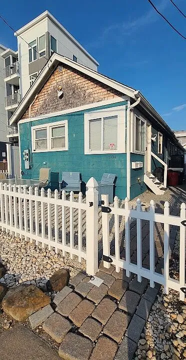 304 Bay Blvd
