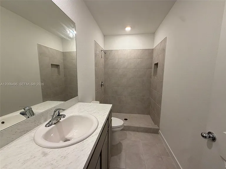 390 NE 12th St — Photo 18