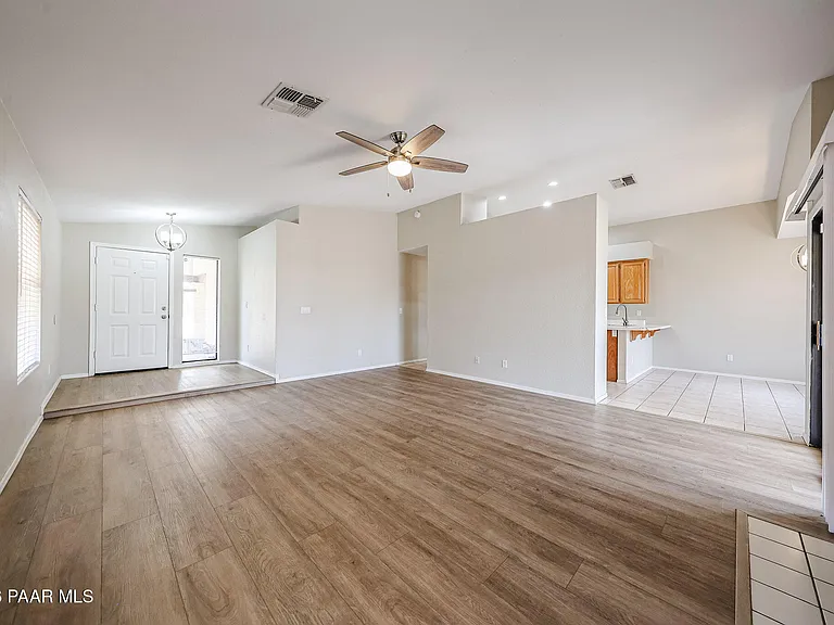 6320 W Paradise Ln — Photo 5