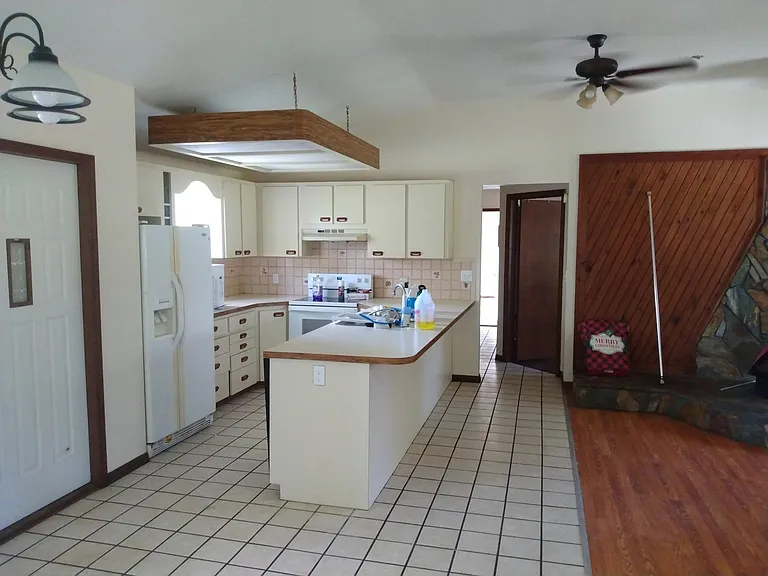 5564 W Woodlawn St — Photo 6