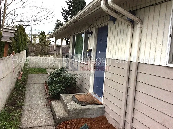 218 J St SE photo 1