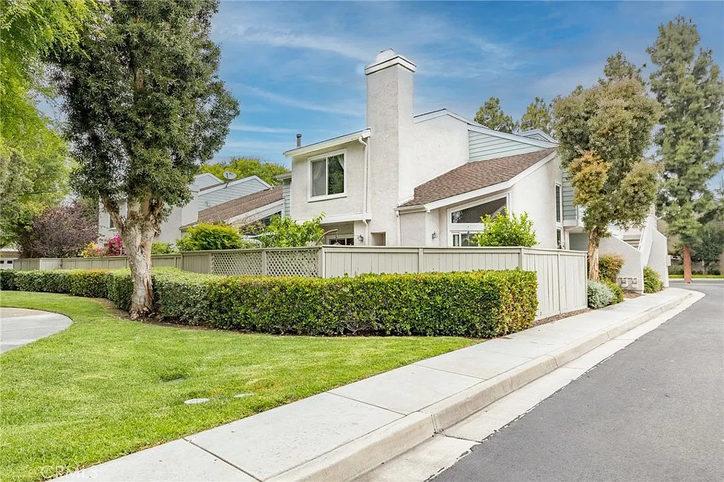 3 bed, 2.5 bath, 1297 sqft, $3,995 — Photo 3