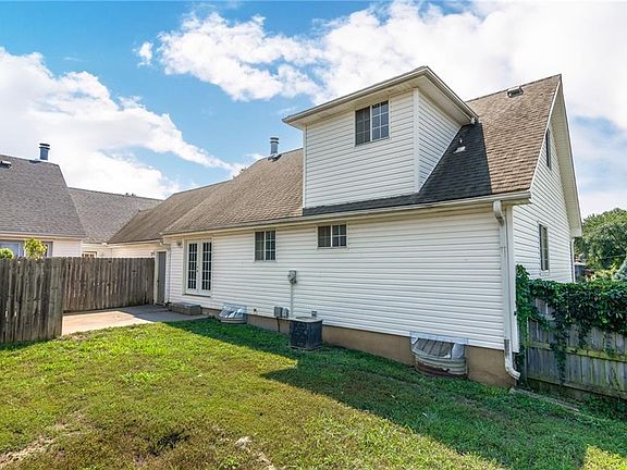 4th image of 501 NW Hunter Dr