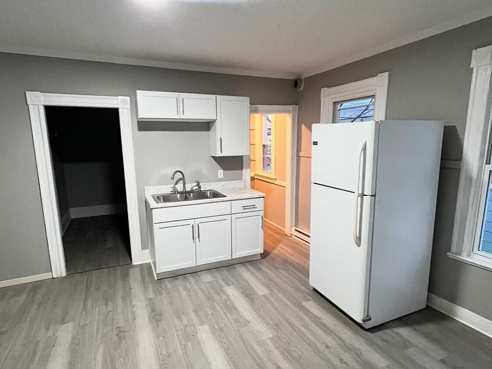 1st image of 3 Oak Ave