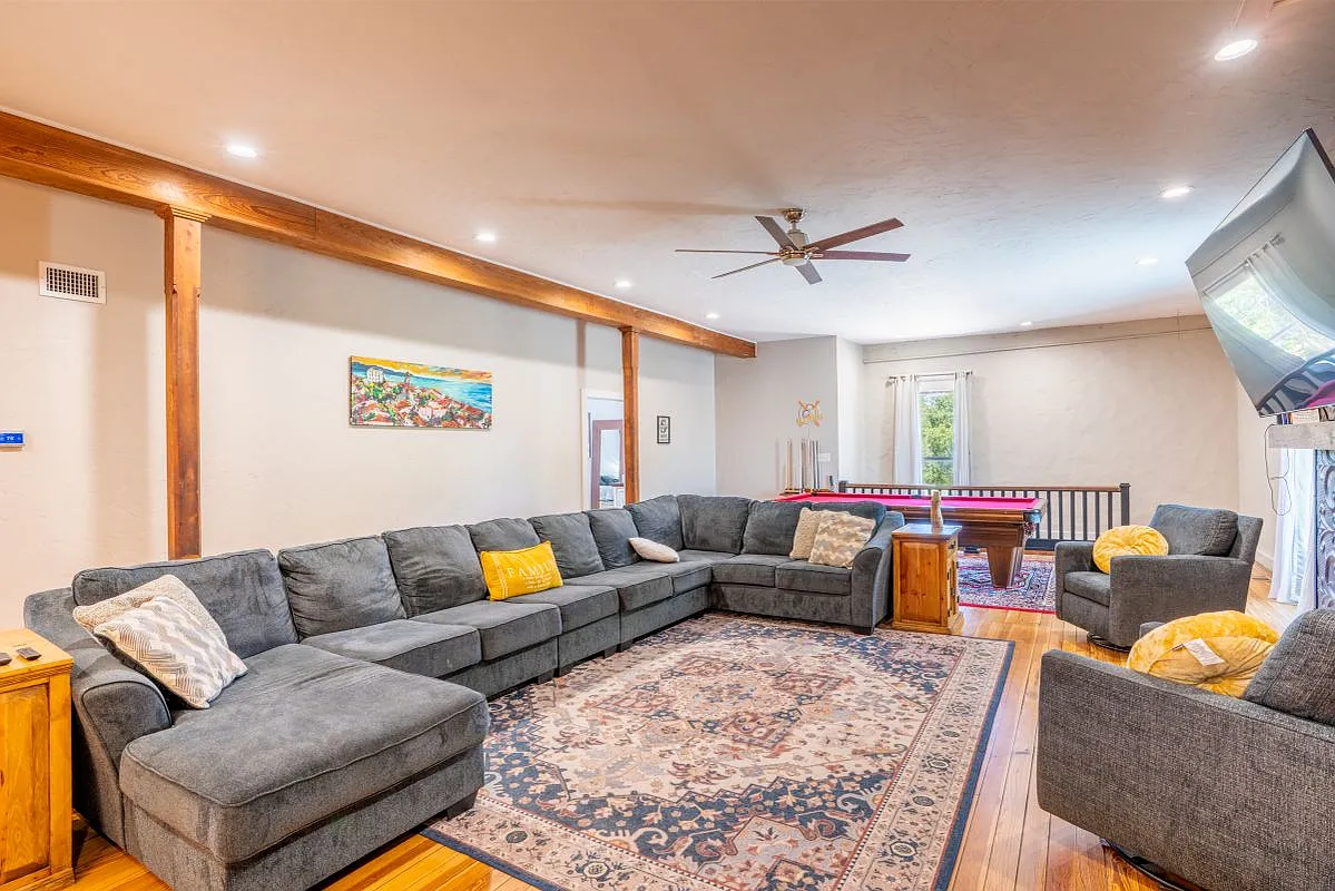 4 bed, 2.5 bath, 3200 sqft, $2,700 — Photo 3