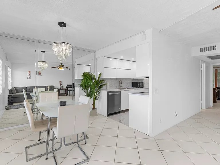 3028 Harwood Dr #D — Photo 8