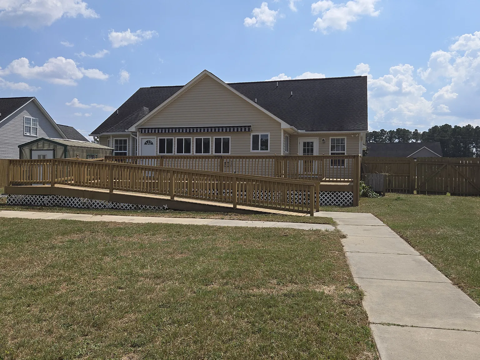 4 bed, 2.5 bath, 2807 sqft, $2,100 — Photo 2