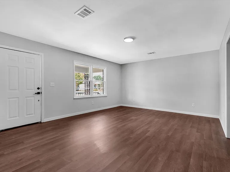 107 E Elm St — Photo 4