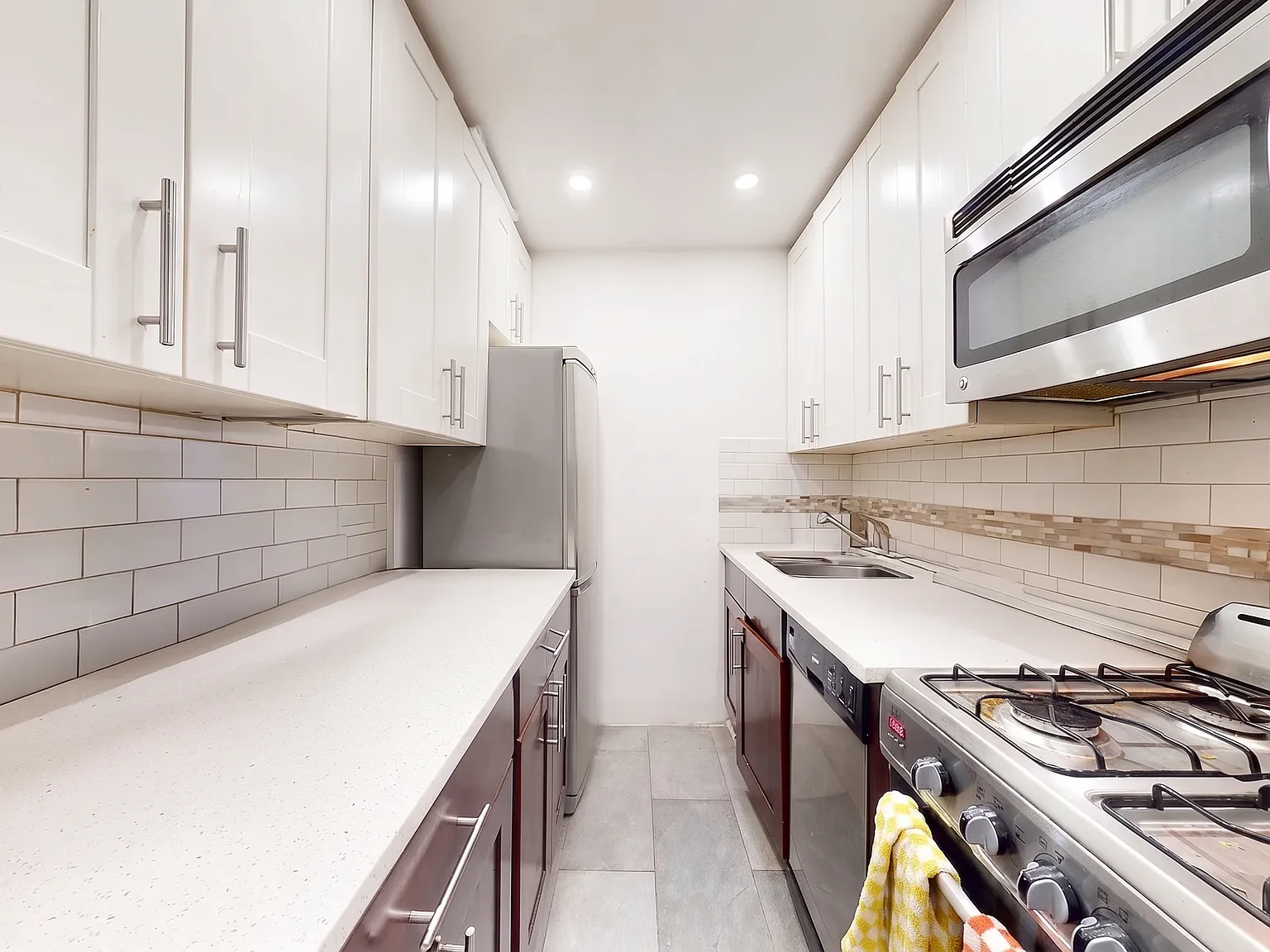 185 Avenue C — Photo 3