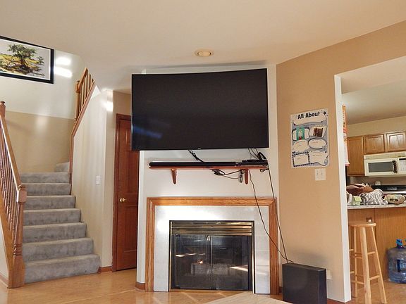 Gas fireplace, the room is set up very nicely!