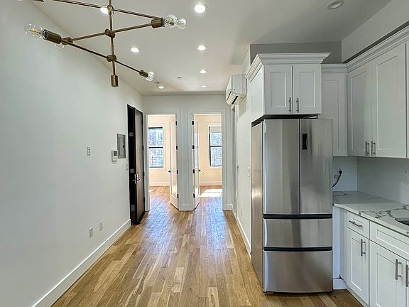 2nd image of 542 Chauncey St #2C