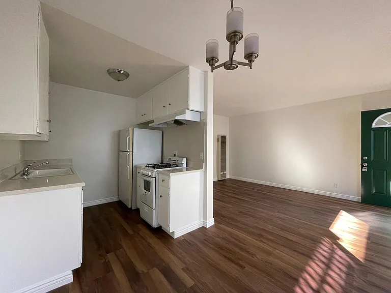 70 N Meridith Ave #6 — Photo 3