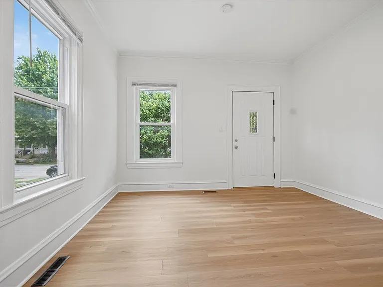 312 E Locust St #4 — Photo 5