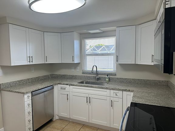 Kitchen- Brand new!