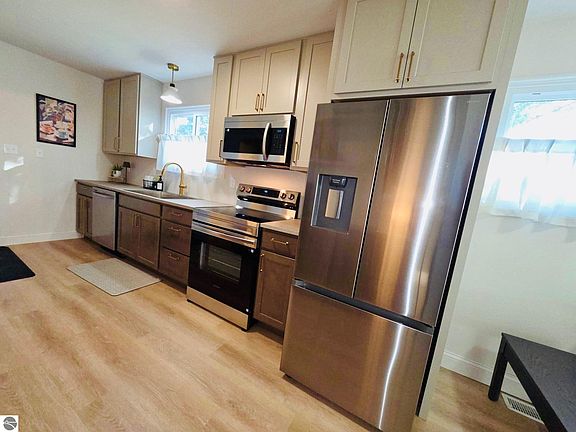 3rd image of 202 W Grand Ave