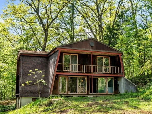 1445 E Cruikshank Rd, Valencia, PA 16059