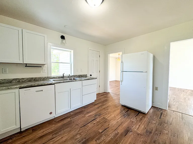 1085 E Ave NE — Photo 1