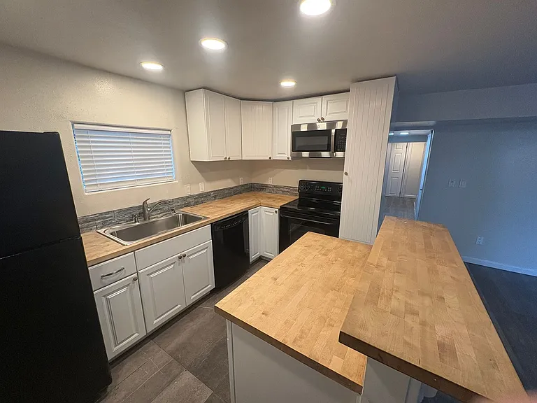 929 Pecks Dr — Photo 2