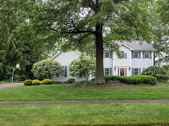 3rd image of 610 Stoneybrook Ln