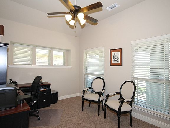 5th image of 812 Chatsworth Dr