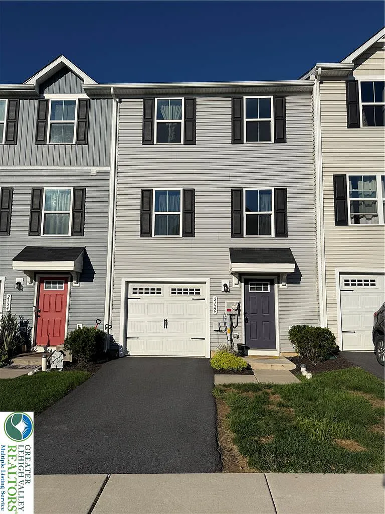 3 bed, 2.0 bath, 1220 sqft, $2,200 — Photo 2