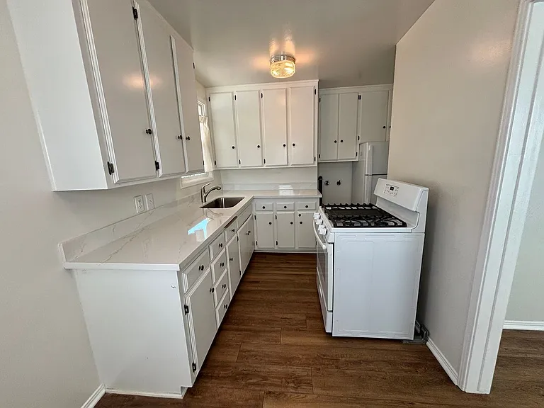 8112 Taylor St — Photo 6
